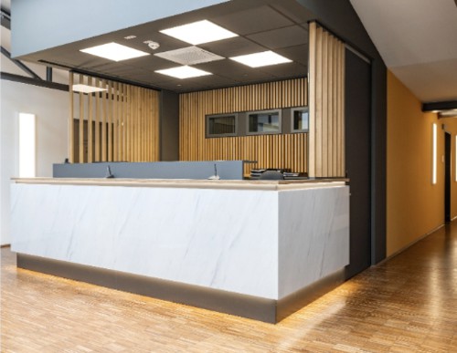 Heller Empfangsbereich des medicos.Osnabrück mit moderner Theke – erste Anlaufstelle für Patientinnen und Patienten