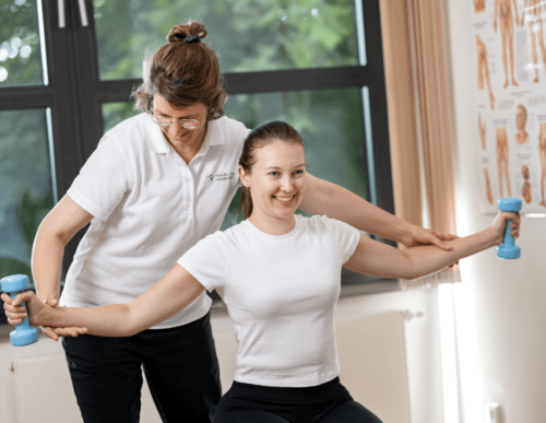 Muskeltraining mit persönlicher Anleitung an Trainingsgeräten