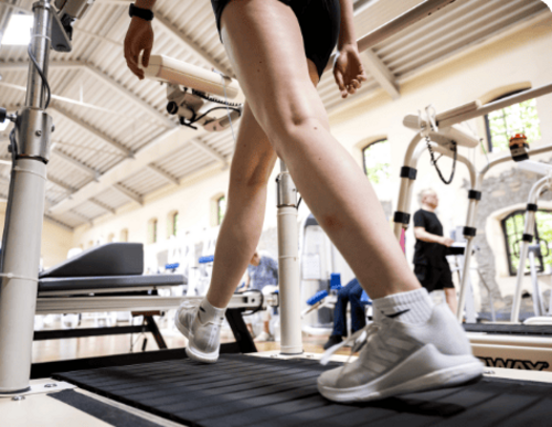 Detailaufnahme eines Laufbandtrainings im medicos.Osnabrück – gezieltes Gang- und Ausdauertraining in der Rehabilitation
